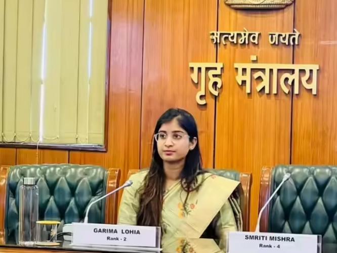 प्रेरणादायी! वडील गमावल्याचं दुःख पण आईची खंबीर साथ; IAS होऊन पूर्ण केलं कुटुंबाचं मोठं स्वप्न प्रेरणादायी! वडील गमावल्याचं दुःख पण आईची खंबीर साथ; IAS होऊन पूर्ण केलं कुटुंबाचं मोठं स्वप्न