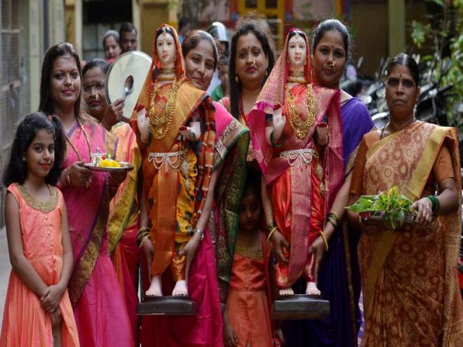गौरींच्या स्वागतासाठी दारात काढा सुरेख पाऊलं, ७ सुंदर रांगोळी डिझाईन्स, घराला येईल शोभा गौरींच्या स्वागतासाठी दारात काढा सुरेख पाऊलं, ७ सुंदर रांगोळी डिझाईन्स, घराला येईल शोभा