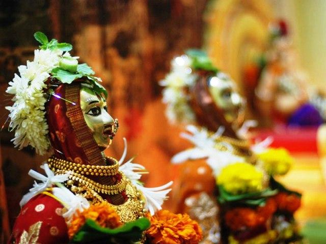 ज्येष्ठा- कनिष्ठा गौरींसाठी फुलांच्या हाराचे वेगवेगळे प्रकार- याावर्षी ट्रेंडिंग असणाऱ्या खास डिझाईन्स ज्येष्ठा- कनिष्ठा गौरींसाठी फुलांच्या हाराचे वेगवेगळे प्रकार- याावर्षी ट्रेंडिंग असणाऱ्या खास डिझाईन्स