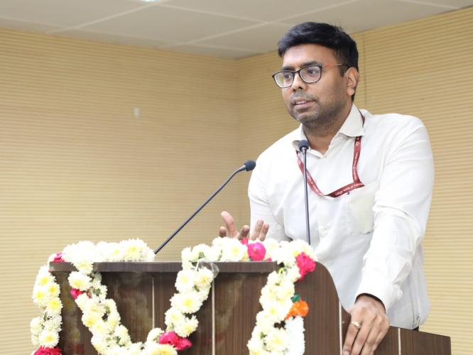 IAS Govind Jaiswal : लोकांनी खिल्ली उडवली पण 'तो' डगमगला नाही; रिक्षा चालकाच्या लेकाने IAS होऊन दिलं उत्तर IAS Govind Jaiswal : लोकांनी खिल्ली उडवली पण 'तो' डगमगला नाही; रिक्षा चालकाच्या लेकाने IAS होऊन दिलं उत्तर