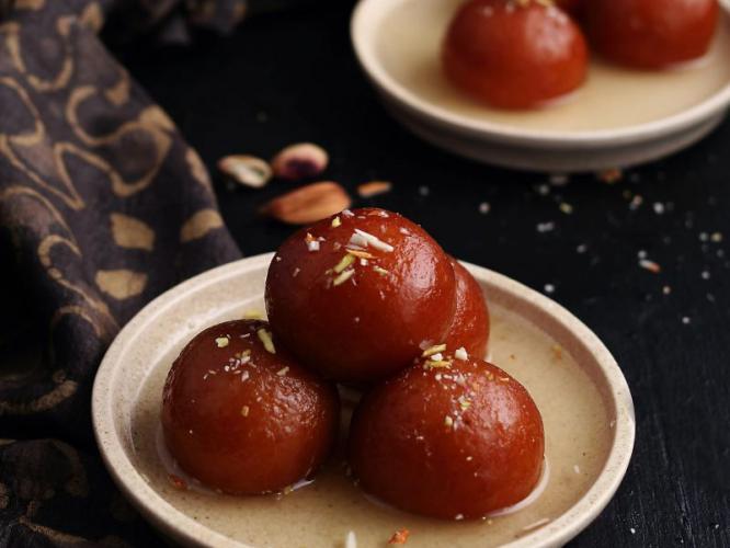 गुलाबजाम तळताना फुटतात- कडक होतात? ६ सोप्या टिप्स, तोंडात टाकताच विरघळतील मस्त गुलाबजाम तळताना फुटतात- कडक होतात? ६ सोप्या टिप्स, तोंडात टाकताच विरघळतील मस्त