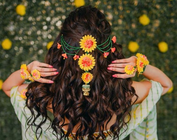 केस छोटे असो किंवा मोठे... 'या' हेअर ॲक्सेसरीज वापरा, हेअरस्टाईल मस्त होऊन सगळ्यांत उठून दिसाल केस छोटे असो किंवा मोठे... 'या' हेअर ॲक्सेसरीज वापरा, हेअरस्टाईल मस्त होऊन सगळ्यांत उठून दिसाल