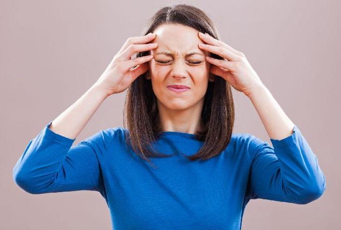 मायग्रेनच्या त्रासाने डोकं उठलं? इवलासा आल्याचा तुकडा ‘या’ पद्धतीने चघळा, डोकेदुखी होईल कमी मायग्रेनच्या त्रासाने डोकं उठलं? इवलासा आल्याचा तुकडा ‘या’ पद्धतीने चघळा, डोकेदुखी होईल कमी