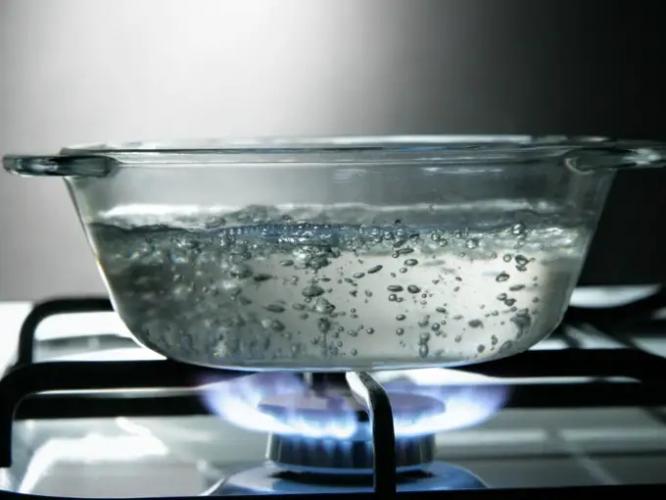 'या' ५ समस्या असलेल्या लोकांनी चुकूनही पिऊ नये गरम पाणी, जाणून घ्या गंभीर नुकसान