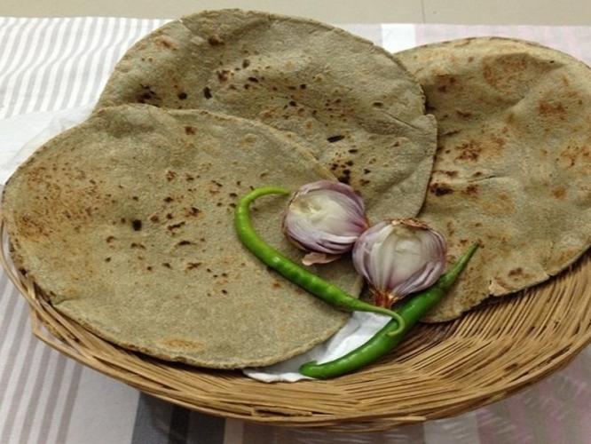 बाजरीची भाकरी थापताना तुटते, फुगत नाही ? ६ ट्रिक्स - भाकरी दिवसभर राहील मऊ - लुसलुशीत फुगेल टम्म...