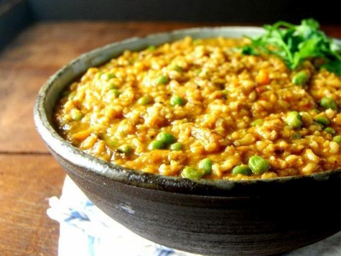 हॉटेलसारखी चमचमीत डाळ-खिचडी घरीच होईल; ७ टिप्स, झटपट बनेल मऊ, लपलपीत खिचडी हॉटेलसारखी चमचमीत डाळ-खिचडी घरीच होईल; ७ टिप्स, झटपट बनेल मऊ, लपलपीत खिचडी