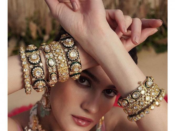 नववधुसाठी कुंदन बांगड्यांचे ५ लेटेस्ट पॅटर्न! काठाची साडी असो वा लेहेंगा, सगळ्यावर शोभेल- दिसाल अगदी राणीसारख्या नववधुसाठी कुंदन बांगड्यांचे ५ लेटेस्ट पॅटर्न! काठाची साडी असो वा लेहेंगा, सगळ्यावर शोभेल- दिसाल अगदी राणीसारख्या