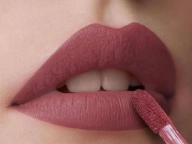 सावळ्या रंगाच्या मुलींसाठी परफेक्ट लिपस्टिक शेड्स, ५ पर्याय- ओठ दिसतील सुंदर, लूकही येईल खुलून सावळ्या रंगाच्या मुलींसाठी परफेक्ट लिपस्टिक शेड्स, ५ पर्याय- ओठ दिसतील सुंदर, लूकही येईल खुलून