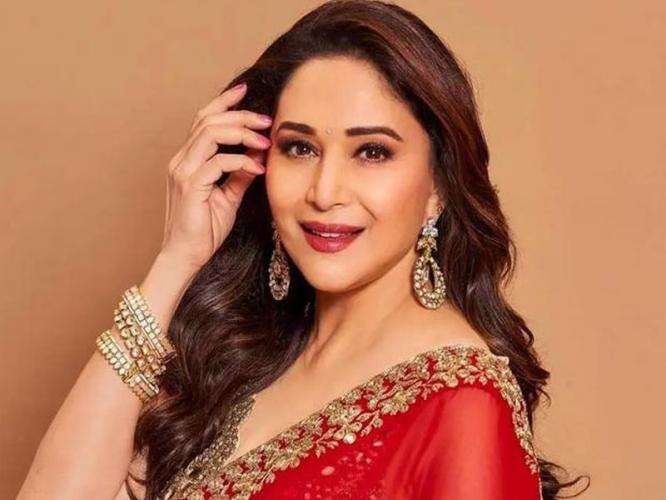 पन्नाशीतही माधुरीच्या चेहऱ्यावरील ग्लो आहे टिकून! करते फक्त ६ गोष्टी दररोज - म्हणून दिसते आजही सुंदर... पन्नाशीतही माधुरीच्या चेहऱ्यावरील ग्लो आहे टिकून! करते फक्त ६ गोष्टी दररोज - म्हणून दिसते आजही सुंदर...