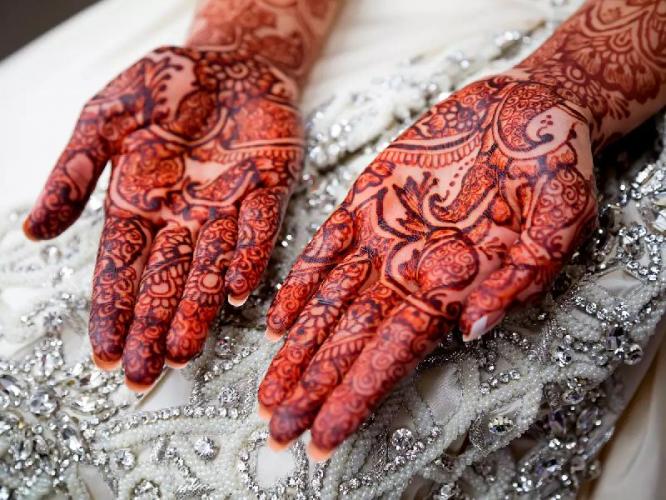 कितीही सुंदर डिझाइन काढली तरी मेहेंदी रंगत नाही? ४ सोपे उपाय - केमिकलशिवाय हात होतील लालचुटूक- खुलेल रंग कितीही सुंदर डिझाइन काढली तरी मेहेंदी रंगत नाही? ४ सोपे उपाय - केमिकलशिवाय हात होतील लालचुटूक- खुलेल रंग