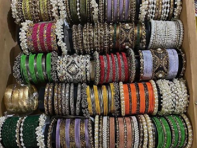 मोत्याचे तोडे-बांगड्यांच्या ७ सुंदर डिझाइन्स-लग्नात भरजरी साडीवर दिसतील शोभून-परंपरा आणि नवेपणाचा दागिना मोत्याचे तोडे-बांगड्यांच्या ७ सुंदर डिझाइन्स-लग्नात भरजरी साडीवर दिसतील शोभून-परंपरा आणि नवेपणाचा दागिना