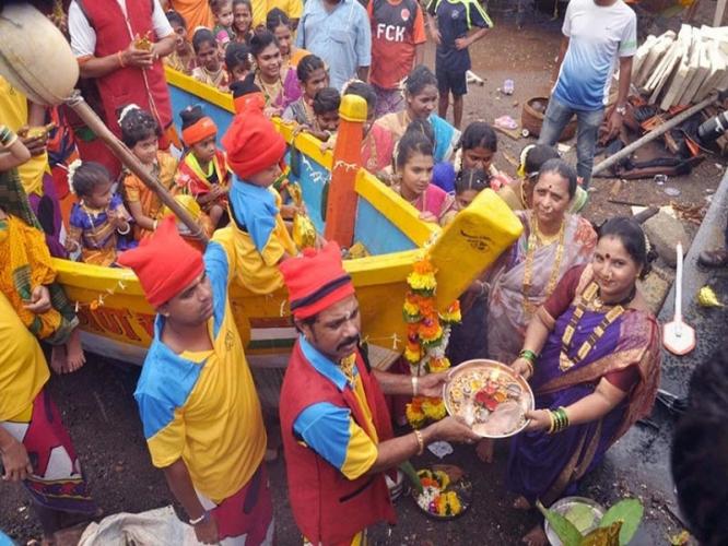 सण आयलाय गो नारळीपुनवेचा!! नारळीपौर्णिमेला करा नारळाचे खास ६ पदार्थ सण आयलाय गो नारळीपुनवेचा!! नारळीपौर्णिमेला करा नारळाचे खास ६ पदार्थ
