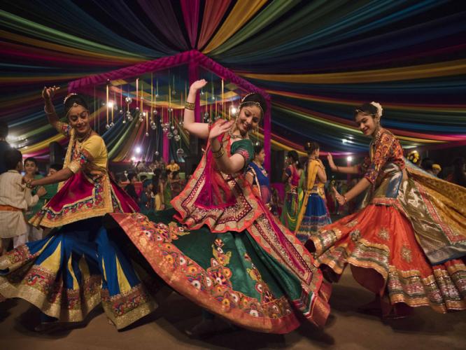 Navratri 2025 : आजचा रंग पांढरा, जगण्यात शीतल सुखाची झुळूक, पाहा पांढऱ्या रंगाचे ७ पदार्थ Navratri 2025 : आजचा रंग पांढरा, जगण्यात शीतल सुखाची झुळूक, पाहा पांढऱ्या रंगाचे ७ पदार्थ