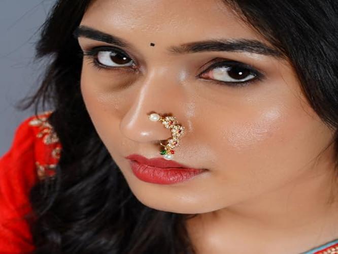 नथीचा नखरा श्रावणात साजरा! पेशवाई ते कारवारी पाहा नथींचे ६ प्रकार- नथीची पारंपरिक नजाकत नथीचा नखरा श्रावणात साजरा! पेशवाई ते कारवारी पाहा नथींचे ६ प्रकार- नथीची पारंपरिक नजाकत