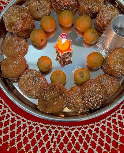 अधिक मास: स्टीलचंच ताट कशाला? जावयाला नव्या पद्धतीच्या सुंदर तबकात द्या वाण, लेकही होईल खुश अधिक मास: स्टीलचंच ताट कशाला? जावयाला नव्या पद्धतीच्या सुंदर तबकात द्या वाण, लेकही होईल खुश