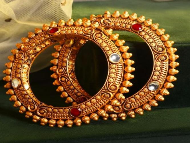 राजस्थानच्या राजघराण्याची शान असलेल्या पचेली बांगड्यांचे १० ट्रेंडी डिझाईन्स, कधीच पाहिले नसतील असे ब्रायडल कलेक्शन... राजस्थानच्या राजघराण्याची शान असलेल्या पचेली बांगड्यांचे १० ट्रेंडी डिझाईन्स, कधीच पाहिले नसतील असे ब्रायडल कलेक्शन...