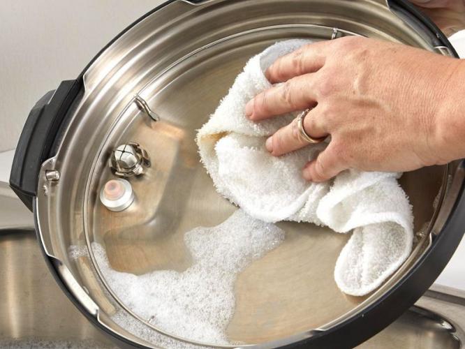 प्रेशर कुकरवर तेलाचे-मसाल्याचे डाग साचलेत? एक सोपी ट्रिक, मिनिटांत होईल स्वच्छ-दिसेल नव्यासारखा... प्रेशर कुकरवर तेलाचे-मसाल्याचे डाग साचलेत? एक सोपी ट्रिक, मिनिटांत होईल स्वच्छ-दिसेल नव्यासारखा...