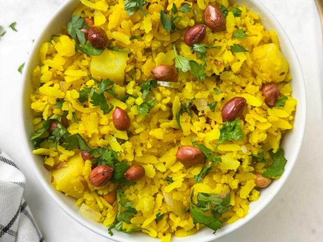 पोहे चिकट होतात तर कधी वातड लागतात? ७ टिप्स, मऊ-मोकळे चवदार पोहे होतील घरीच पोहे चिकट होतात तर कधी वातड लागतात? ७ टिप्स, मऊ-मोकळे चवदार पोहे होतील घरीच