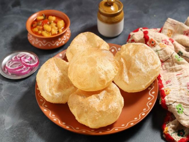 सणावाराला पुऱ्या करता पण बेत फसतो? तेल न पिणाऱ्या, टम्म फुगलेल्या पुऱ्यांसाठी 'असं' पीठ मळा...