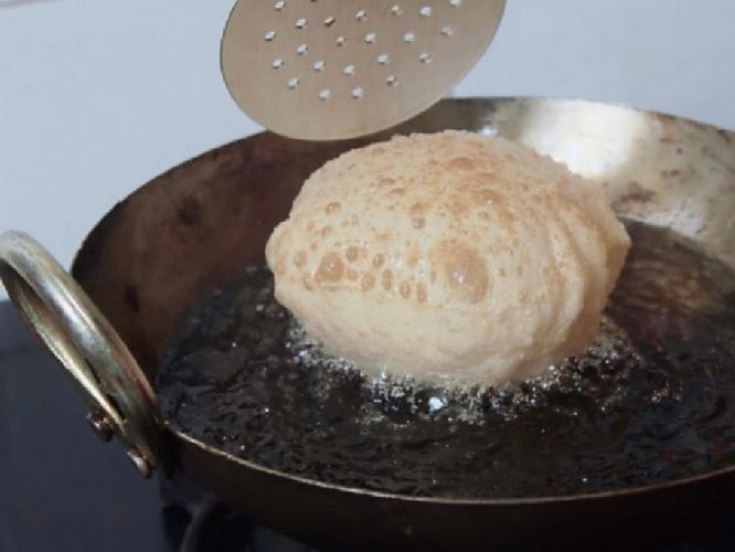 टम्म फुगलेल्या- मऊ पुऱ्या करा, पिठात कालवा १ गोष्ट- पुऱ्या जराही तेलकट- कडक होणार नाही टम्म फुगलेल्या- मऊ पुऱ्या करा, पिठात कालवा १ गोष्ट- पुऱ्या जराही तेलकट- कडक होणार नाही