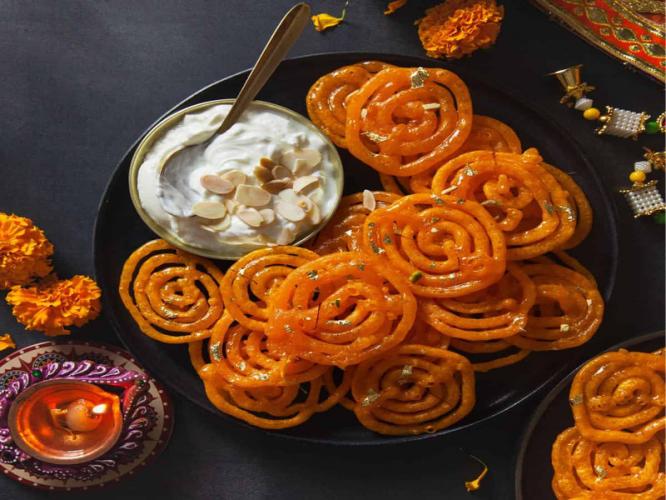 खाणार का गुलाबजाम बर्गर आणि पाणीपुरी आइस्क्रिम? पाहा भयंकर विचित्र ५ पदार्थ, खाणारे वेडे की करणारे..