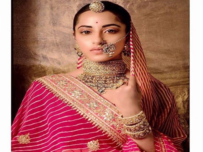 दिवाळीत मिरवा 'लहरीया' साड्यांची फॅशन! लक्ष्मीपूजन, पाडवा, भाऊबीजेच्या ट्रेडिशनल लूकला द्या 'राजस्थानी टच'... दिवाळीत मिरवा 'लहरीया' साड्यांची फॅशन! लक्ष्मीपूजन, पाडवा, भाऊबीजेच्या ट्रेडिशनल लूकला द्या 'राजस्थानी टच'...