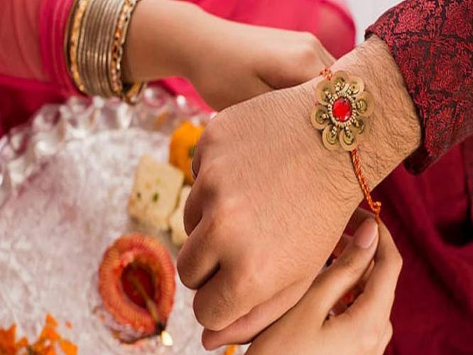 Raksha Bandhan : भावाच्या हातावर बांधण्यासाठी पाहा राखीचे ६ सुंदर प्रकार, रेशमाच्या धाग्यात नटलेलं प्रेम Raksha Bandhan : भावाच्या हातावर बांधण्यासाठी पाहा राखीचे ६ सुंदर प्रकार, रेशमाच्या धाग्यात नटलेलं प्रेम