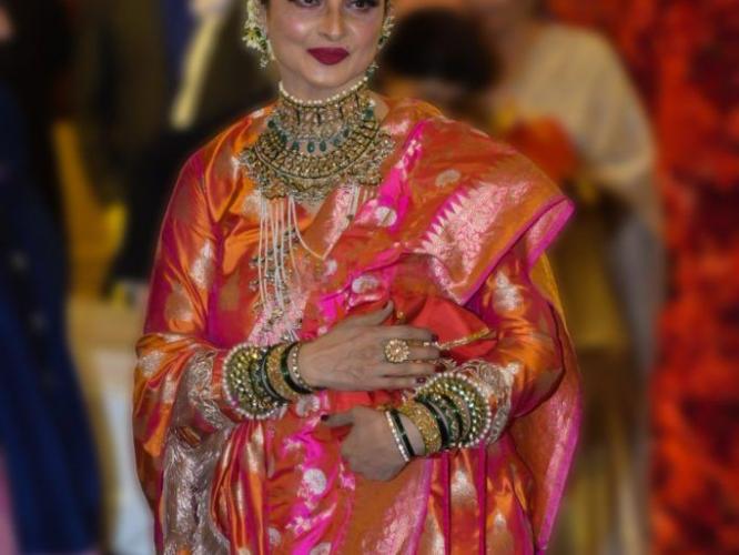 लग्नसमारंभात करा रेखा स्टाईल एंट्री! ५ रॉयल साड्या, कायम दिसाल तरुण सुंदर आणि क्लासी