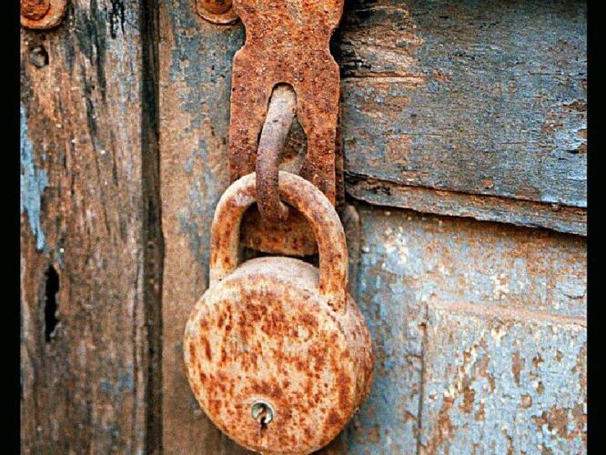 Rust from Locks: पावसाळ्यात कड्या-कुलूप-किल्ली गंजले? १ सोपी ट्रिक-बिघडलेलं कुलूपही होईल मस्त-गंज गायब