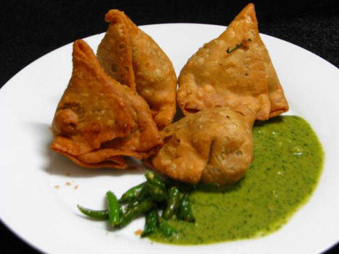 Is Burger Healthier Than Samosa : ....म्हणून बर्गरपेक्षा समोसा खाणं केव्हाही तब्येतीसाठी चांगलं; हे आहेत समोसा खाण्याचे फायदे Is Burger Healthier Than Samosa : ....म्हणून बर्गरपेक्षा समोसा खाणं केव्हाही तब्येतीसाठी चांगलं; हे आहेत समोसा खाण्याचे फायदे