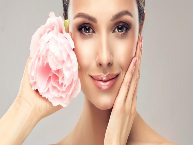 चेहऱ्यावरचा नॅचरल ग्लो वाढवण्यासाठी दररोज किती पाणी प्यावं? डर्मेटोलॉजिस्टने दिलं अचूक उत्तर चेहऱ्यावरचा नॅचरल ग्लो वाढवण्यासाठी दररोज किती पाणी प्यावं? डर्मेटोलॉजिस्टने दिलं अचूक उत्तर