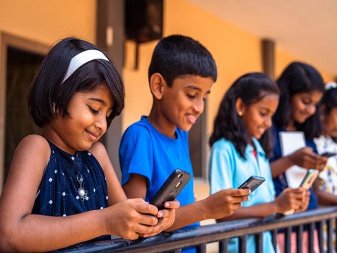 उन्हाळ्याच्या सुटीत घरी तासंतास मोबाइल पाहणाऱ्या मुलांचं करायचं काय? पाहा १० उपाय, मुलंही खुश... उन्हाळ्याच्या सुटीत घरी तासंतास मोबाइल पाहणाऱ्या मुलांचं करायचं काय? पाहा १० उपाय, मुलंही खुश...