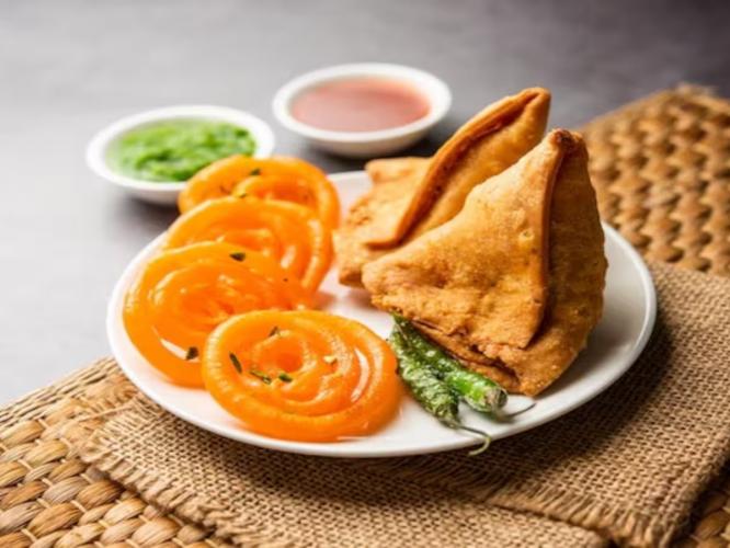 गरमागरम समोसे, गोडगोड जिलेबी की यम्मी पिझ्झा... आरोग्यासाठी काय आहे सर्वात घातक? गरमागरम समोसे, गोडगोड जिलेबी की यम्मी पिझ्झा... आरोग्यासाठी काय आहे सर्वात घातक?