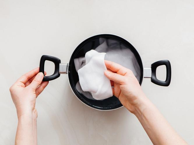 घाणेरडा कुबट वास येणारे कळकट मोजे न धुता घालता? दुर्गंधीने बेतेल जीवावर, पाहा ही सवय किती घातक घाणेरडा कुबट वास येणारे कळकट मोजे न धुता घालता? दुर्गंधीने बेतेल जीवावर, पाहा ही सवय किती घातक