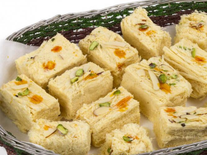सोनपापडी, विकतच्या मिठाईला करा बाय! दिवाळीत मित्रमंडळींना द्या 'हे' गोड पदार्थ, आवडीने फस्त करतील