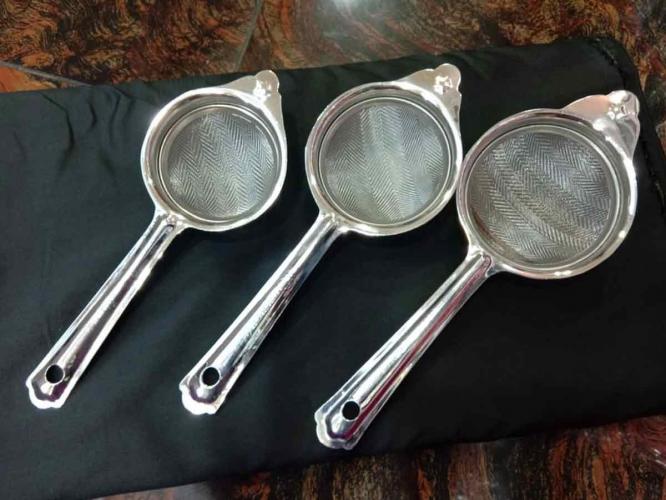 काळी पडून घाण झालेली चहाची गाळणी १५ मिनिटांत होईल चकाचक, घ्या सोपा घरगुती उपाय
