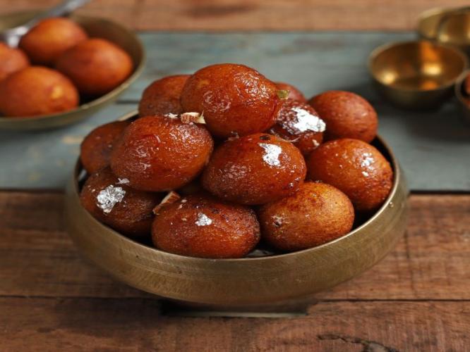 तोंडात टाकताच विरघळणारे कापसाहून हलके गुलाबजाम करा घरीच! ६ टिप्स-विकतचे गुलाबजाम विसरुन जाल... तोंडात टाकताच विरघळणारे कापसाहून हलके गुलाबजाम करा घरीच! ६ टिप्स-विकतचे गुलाबजाम विसरुन जाल...