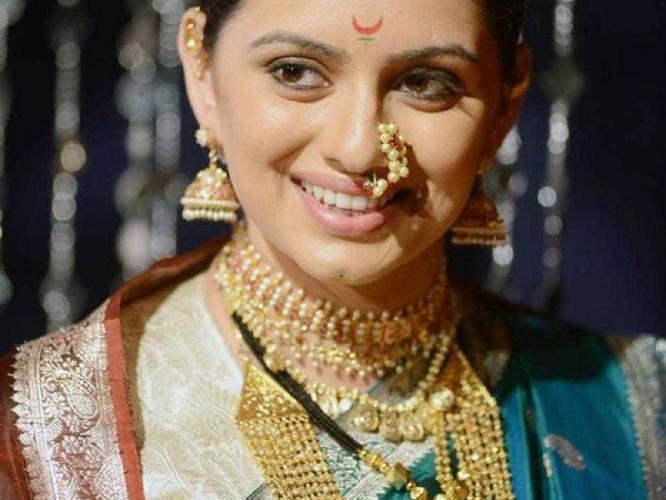 अप्सरा आली..! लग्नसोहळ्यात मानानं मिरवावे ५ अस्सल मराठी दागिने, काठापदराची साडी की नऊवारी-साज मराठीच अप्सरा आली..! लग्नसोहळ्यात मानानं मिरवावे ५ अस्सल मराठी दागिने, काठापदराची साडी की नऊवारी-साज मराठीच