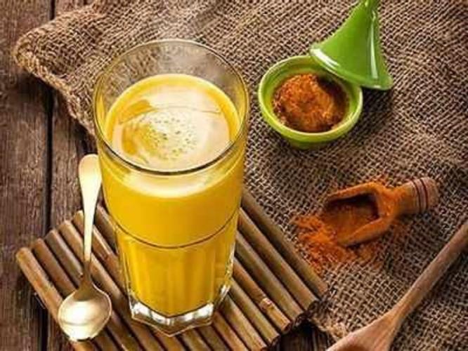 हळदीचं दूध की हळदीचं पाणी-कोणत्यावेळी काय प्यायल्यानं शरीराला जास्त फायदे मिळतात? हळदीचं दूध की हळदीचं पाणी-कोणत्यावेळी काय प्यायल्यानं शरीराला जास्त फायदे मिळतात?