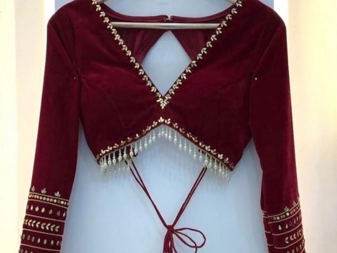 V Neck ब्लाऊजचा ट्रेंड! साडी-लेहेंग्यावर दिसेल शोभून, पुढच्या गळ्यासाठी ५ लेटेस्ट पॅटर्न- दिसाल झक्कास.. V Neck ब्लाऊजचा ट्रेंड! साडी-लेहेंग्यावर दिसेल शोभून, पुढच्या गळ्यासाठी ५ लेटेस्ट पॅटर्न- दिसाल झक्कास..