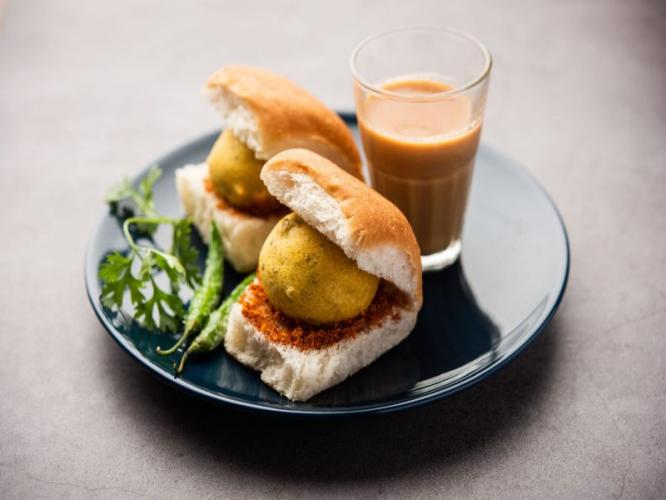 World Vada Pav Day 2025 : मुंबईतले फेमस वडापाव, सांगा तुमचा फेवरिट वडापाव कोणता? World Vada Pav Day 2025 : मुंबईतले फेमस वडापाव, सांगा तुमचा फेवरिट वडापाव कोणता?