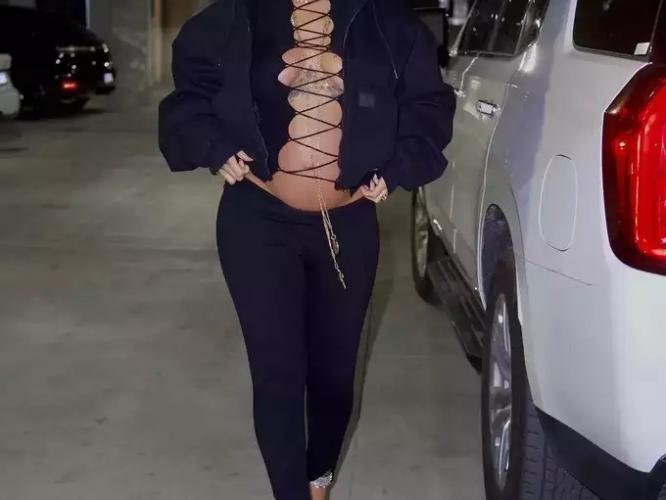 Rihanna glamorous mom : अमेरिकन सिंगर रिहानानं ओपन टॉपवर फ्लॉन्ट केले बेबी बंप; पाहा तिचे प्रेग्नंसीतले बोल्ड फोटो Rihanna glamorous mom : अमेरिकन सिंगर रिहानानं ओपन टॉपवर फ्लॉन्ट केले बेबी बंप; पाहा तिचे प्रेग्नंसीतले बोल्ड फोटो
