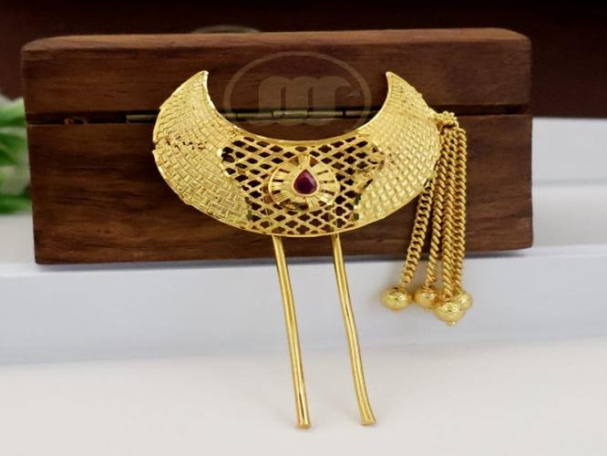 सध्या ट्रेण्डिंग असणाऱ्या चंद्रकोर क्लिपचे सुंदर डिझाईन्स, स्वस्तात मस्त पिना वापरून करा देखणी हेअरस्टाईल सध्या ट्रेण्डिंग असणाऱ्या चंद्रकोर क्लिपचे सुंदर डिझाईन्स, स्वस्तात मस्त पिना वापरून करा देखणी हेअरस्टाईल