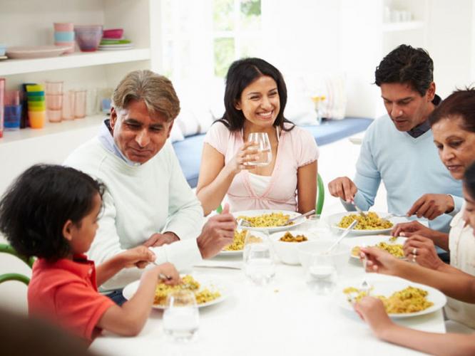 एकदम झक्कास! चमचा सोडा, मस्त हाताने खा; परदेशातही वाढतेय आपल्या 'देसी स्टाईल'ची क्रेझ एकदम झक्कास! चमचा सोडा, मस्त हाताने खा; परदेशातही वाढतेय आपल्या 'देसी स्टाईल'ची क्रेझ
