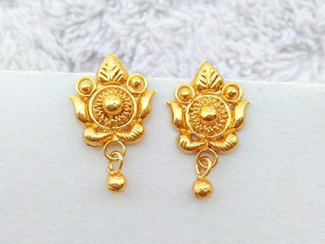 Daily Wear Gold Earrings : कमी ग्रॅम वजनाचे सोन्याचे कानातले, पाहा १० नाजूक-सुंदर डिजाईन्स, रोज वापरता येतील