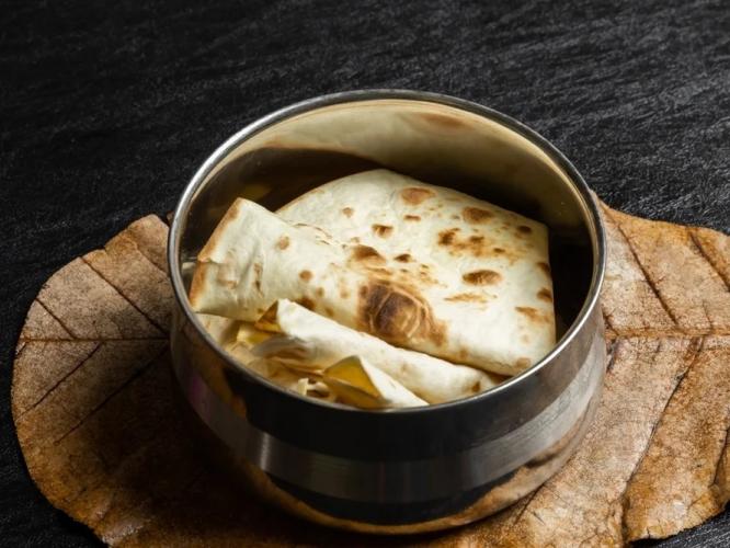 चपात्या केल्या की लगेच कडक होतात? डब्यात हा एक पदार्थ ठेवा; २ दिवस मऊ राहतील चपात्या चपात्या केल्या की लगेच कडक होतात? डब्यात हा एक पदार्थ ठेवा; २ दिवस मऊ राहतील चपात्या