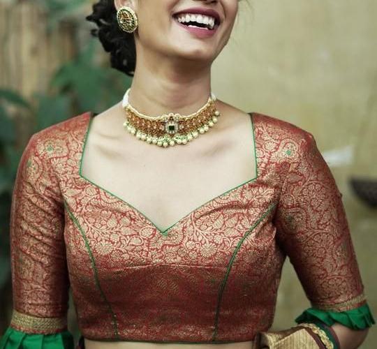Blouse Designs : ब्लाऊजचा पुढचा गळा गोल न शिवता १० फॅशनेबल डिजाईन्स ट्राय करा; ब्लाऊज सुंदर दिसेल