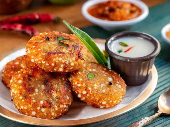 Navratri 2025 : साबुदाणा वडे खूप तेल पितात? ७ टिप्स, कुरकुरीत-कमी तेलकट, परफेक्ट होतील साबुदाणा वडे