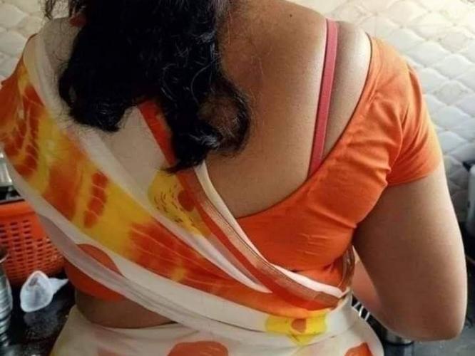 ब्लाऊजमधून ब्रा च्या पट्ट्या दिसतात? 'या' ट्रिक्स वापरा, काहीही घाला-ब्राच्या पट्ट्या नीट लपतील