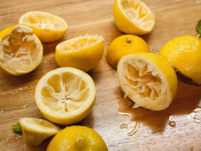 Lemon Peel Uses : लिंबू पिळून साली कचऱ्यात टाकणं विसरा; घरातली ७ कामं झटपट होतील-झुरळं,मुंग्या होतील दूर